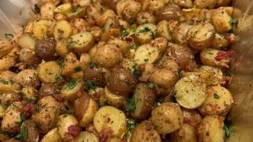 GARLIC PARMESAN ROASTED POTATOES