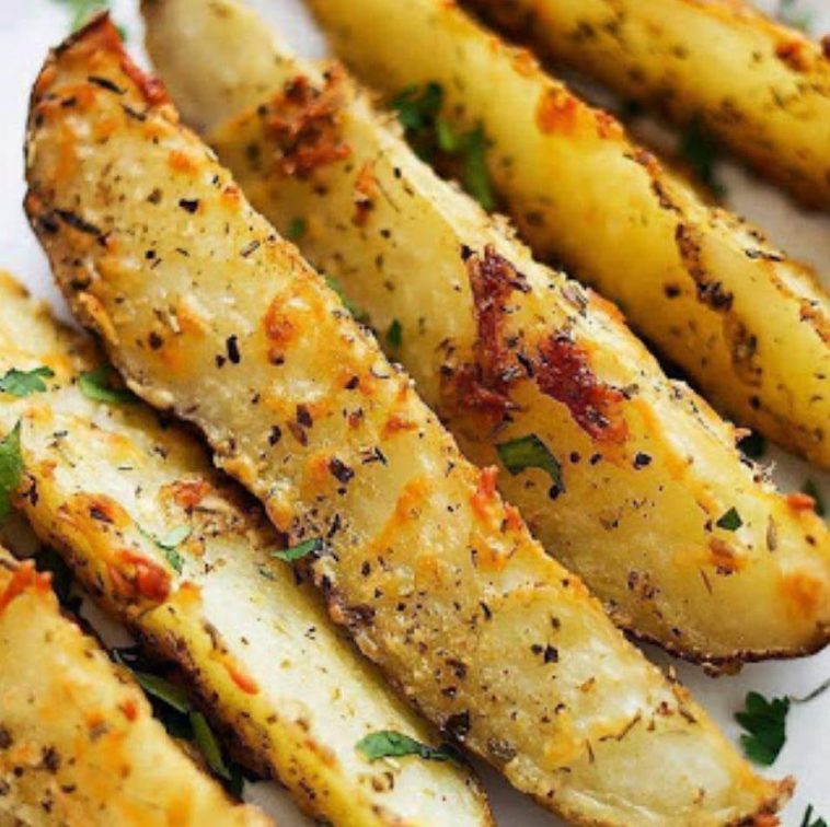 BAKED GARLIC PARMESAN POTATO WEDGES - Lady's universe