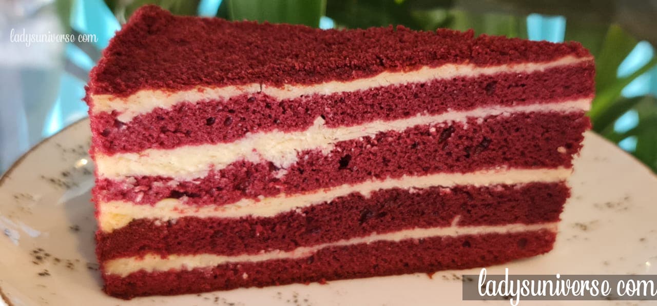 Red Velvet Cheesecake Cake