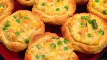 Mini Chicken Pot Pies, what to serve with mini chicken pot pies, mini chicken pot pies with pie crust, mini chicken pot pies pie crust, mini chicken pot pies with puff pastry