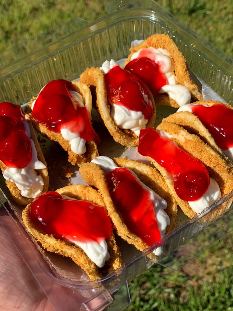 Cheesecake Tacos, strawberry cheesecake tacos, apple cheesecake tacos, strawberry crunch cheesecake tacos, mini strawberry cheesecake tacos