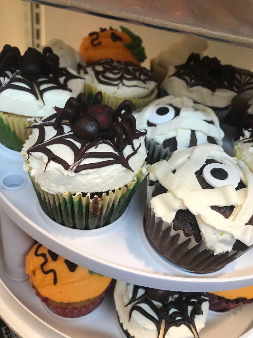 Spider Cupcakes, halloween spider cupcakes, ghost spider cupcakes, oreo spider cupcakes, spider cupcakes for kids