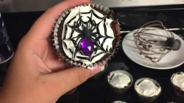 Spider Cupcakes, halloween spider cupcakes, ghost spider cupcakes, oreo spider cupcakes, spider cupcakes for kids