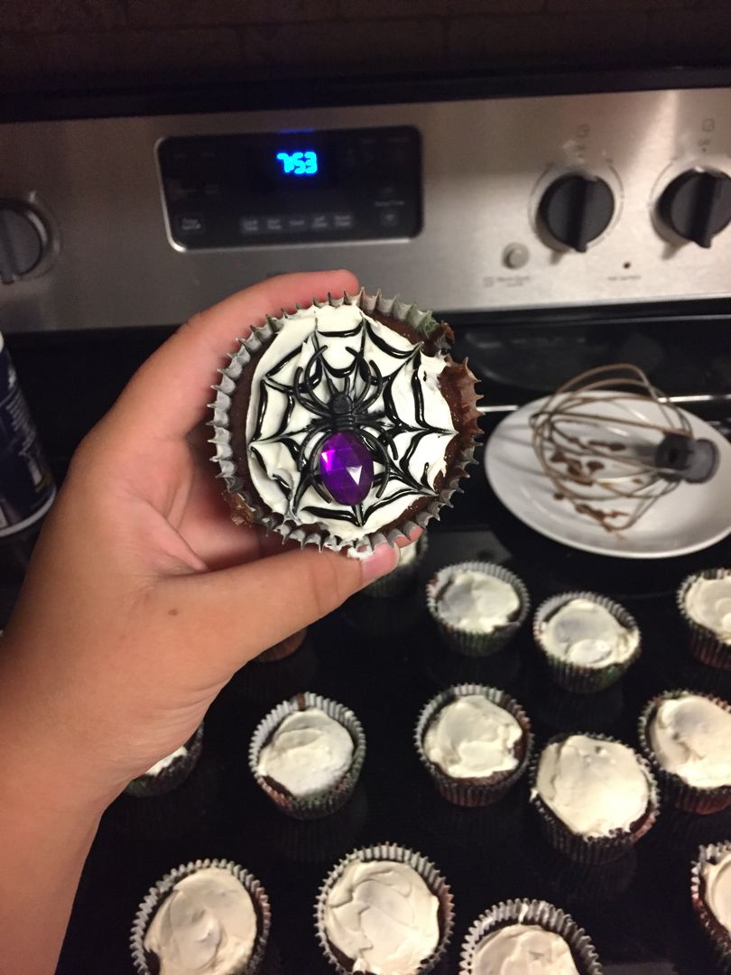 Spider Cupcakes, halloween spider cupcakes, ghost spider cupcakes, oreo spider cupcakes, spider cupcakes for kids