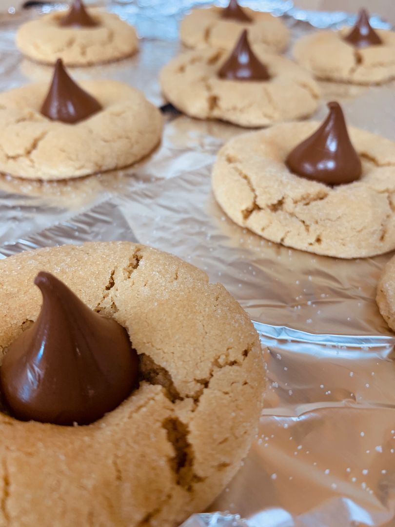 Easy Peanut Butter Blossoms, Peanut Butter Blossoms, Christmas cookies, Hershey's Kiss, recipe	