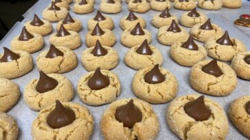 Easy Peanut Butter Blossoms, Peanut Butter Blossoms, Christmas cookies, Hershey's Kiss, recipe