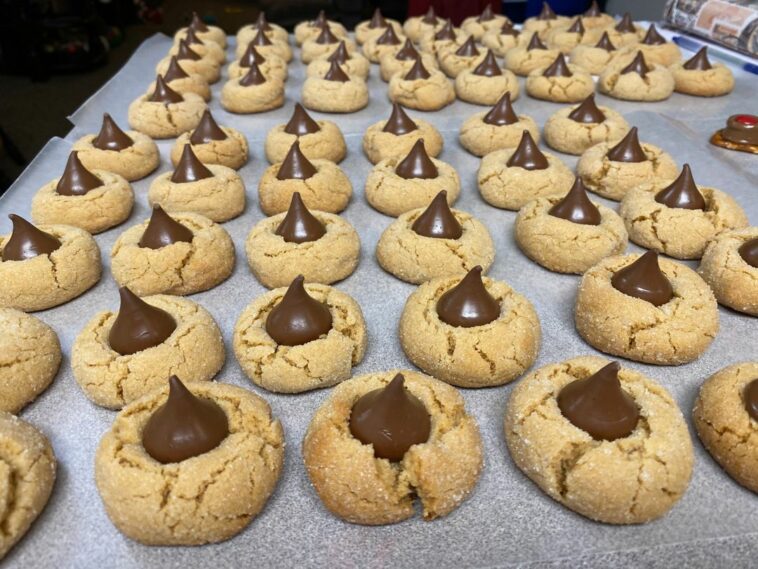 Easy Peanut Butter Blossoms, Peanut Butter Blossoms, Christmas cookies, Hershey's Kiss, recipe